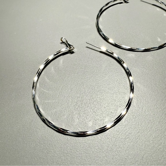 🎁 True to Form 2.5” Faceted Silver Hoop Earrings Hingeback Closure NWT in Box - Picture 6 of 8